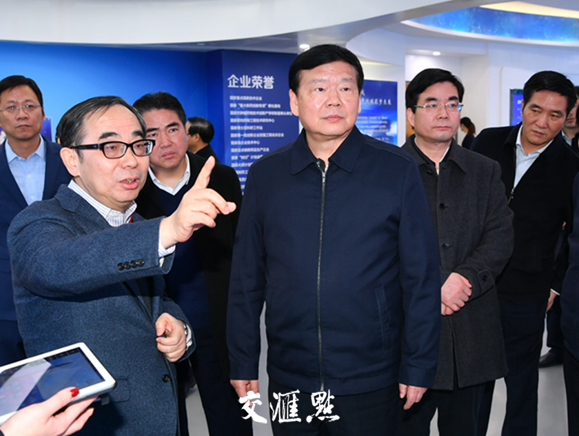 2月5日至6日，省委書記婁勤儉在連云港調(diào)研。圖為婁勤儉正在詳細(xì)了解恒瑞醫(yī)藥從新藥發(fā)展到臨床研究的創(chuàng)新體系。交匯點記者 肖勇 攝